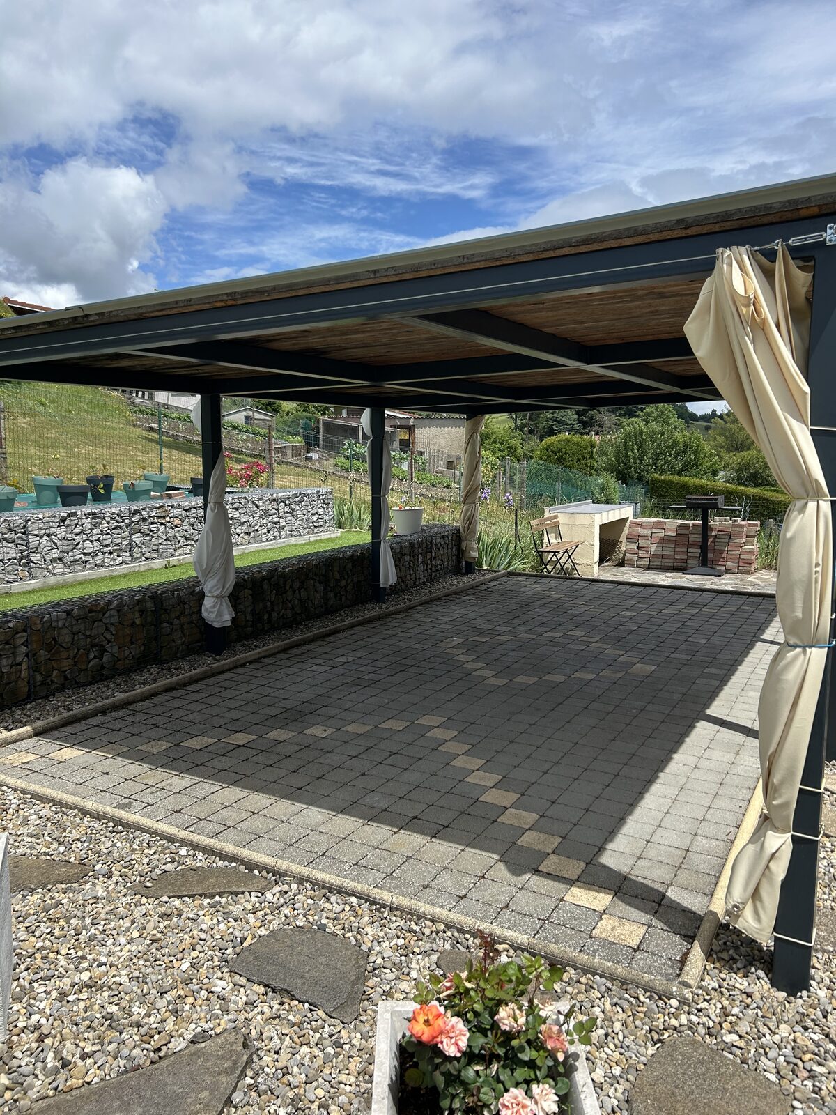 Terrasse sous pergola — avant nettoyage