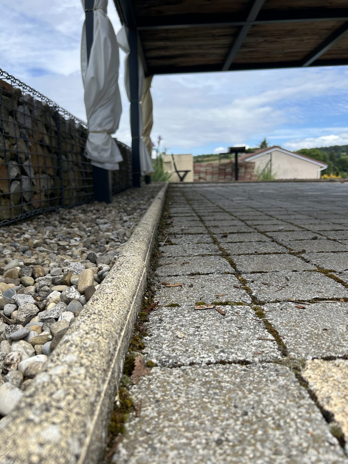 Terrasse — bordure & dallage — avant nettoyage